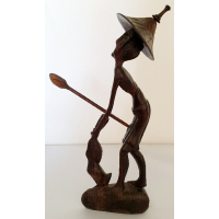 Indonesisch beeldje Visser met losse hoed